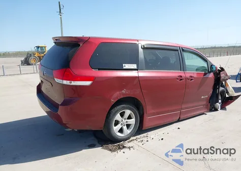 2011 Toyota Sienna z USA, uszkodzony, nr VIN 5TDKK3DC5BS154356